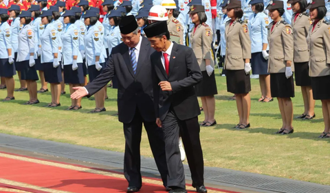 Sebelumnya, sumber merdeka.com di Koalisi Indonesia Maju membenarkan datang tawaran dari Jokowi untuk Demokrat mendapatkan jatah menteri. Jokowi meminta SBY mendiskusikan tawaran tersebut kepada Demokrat.<br>