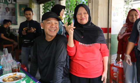 Ganjar Pranowo Lari Pagi di Bandung, Sapa Warga dan Santap Kupat Tahu