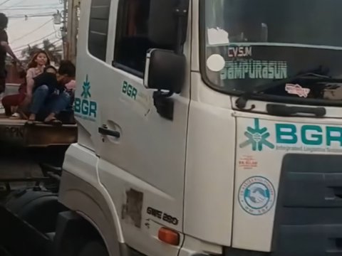 The Moment of Mothers Hitching a Ride on a Truck While Carrying a Baby, Making Those Who See It Nervous