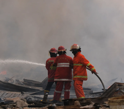 Kendati demikian, Satriadi belum membeberkan jumlah rumah tinggal yang dilalap api tersebut. Namun, ia hanya memastikan api turut membakar sejumlah jenis bangunan rendah.<br>