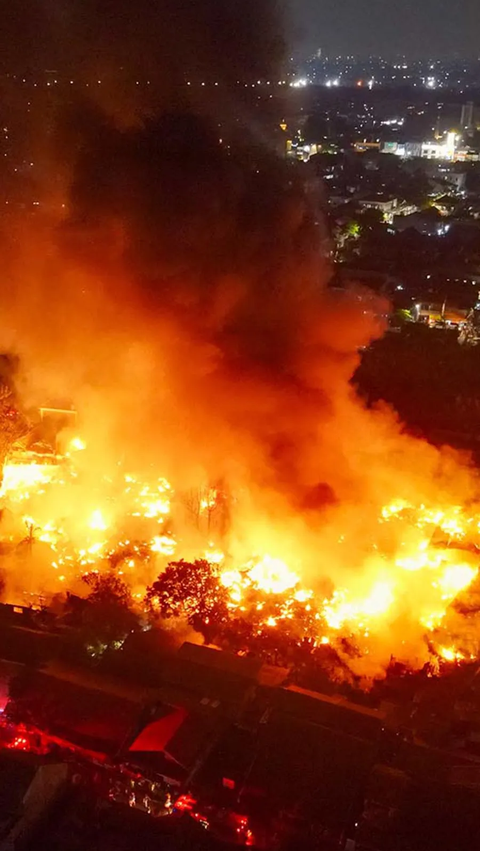 Kobaran api yang melahap sejumlah rumah penduduk ini sontak membuat warga panik.