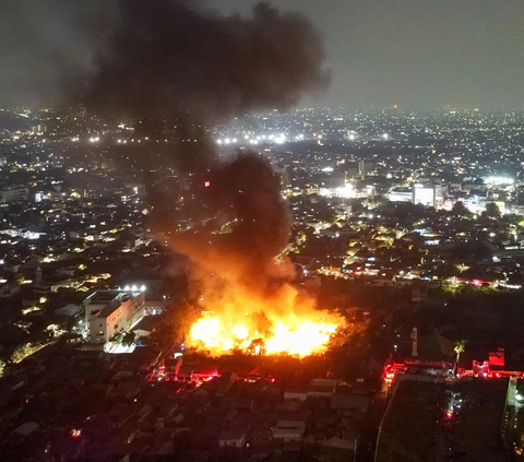 FOTO: Pantauan Udara Kebakaran Dahsyat Landa Permukiman Padat Dekat RSUD Kebayoran Lama