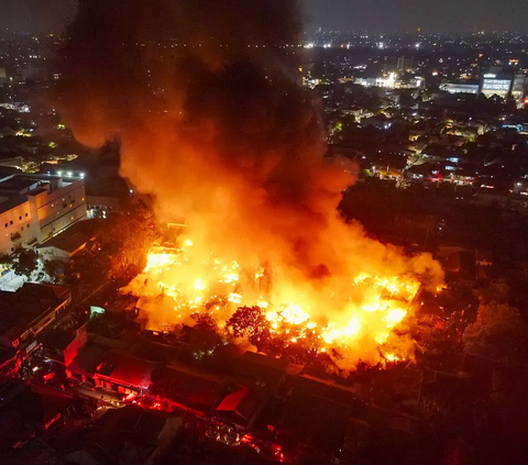 Kebakaran dahsyat melanda kawasan permukiman padar penduduk di dekat RSUD Kebayoran Lama, Jakarta Selatan, pada Rabu (4/10/2023) sore.