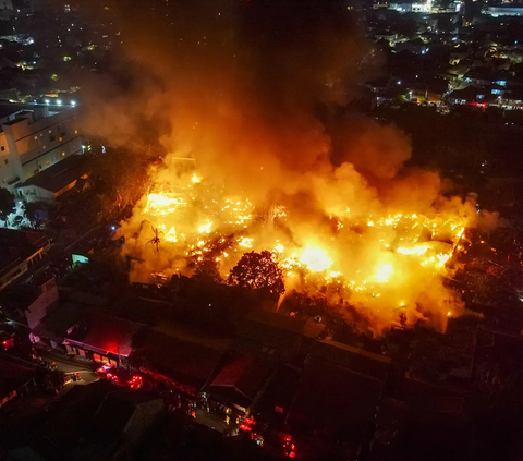 FOTO: Pantauan Udara Kebakaran Dahsyat Landa Permukiman Padat Dekat RSUD Kebayoran Lama