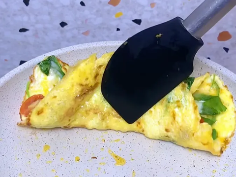 Simple and Delicious Spinach Cheese Omelette Recipe, the Solution for 'Sat Set' Meal