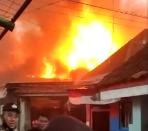 Viral Ibu Menangis karena Uangnya 'Dilalap' Api Kebakaran Gedung Rosok di Solo, Endingnya Tak Terduga