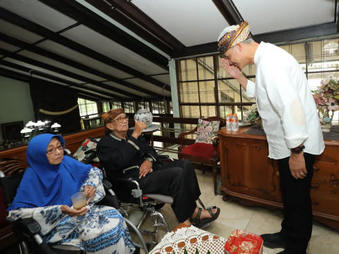 Momen Hangat Ganjar Sowan ke Gubernur Jabar Era 70-an, Langsung Diangkat jadi Keluarga