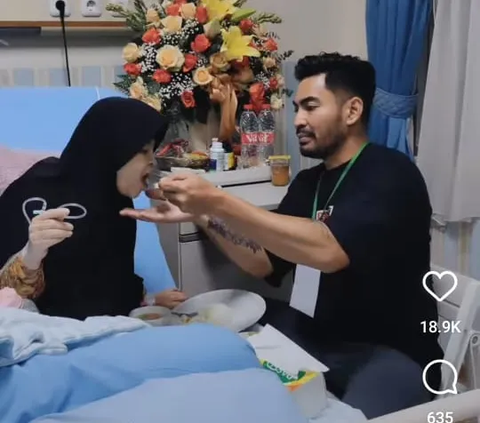 Momen Robby Purba Rawat Ibunya yang Sakit, Netizen 'Baktimu Membawa Barokah'