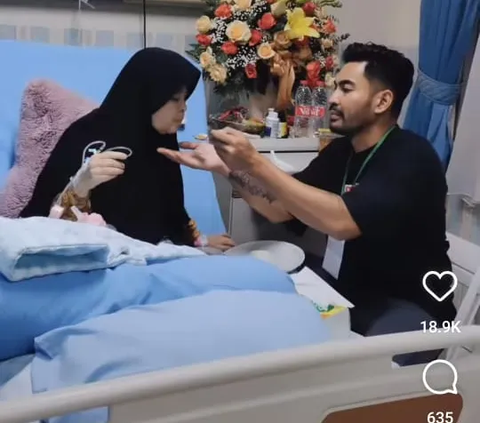 Momen Robby Purba Rawat Ibunya yang Sakit, Netizen 'Baktimu Membawa Barokah'