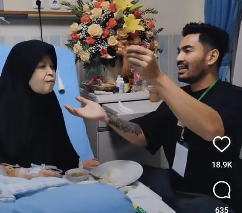 Momen Robby Purba Rawat Ibunya yang Sakit, Netizen 'Baktimu Membawa Barokah'