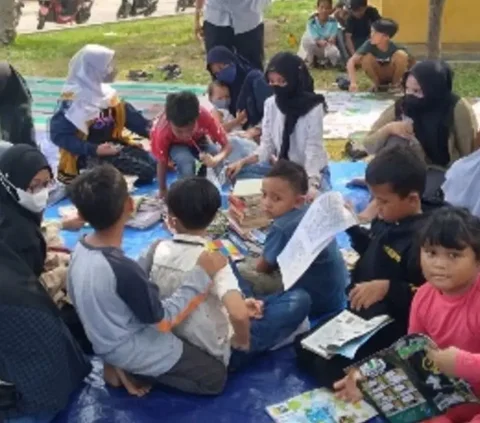 Perjuangan Komunitas Literasi di Tambun Selatan Kenalkan Minat Baca ke Anak, Keliling Tiap Taman Sambil Bawa Buku