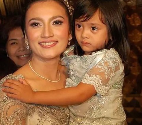 7 Potret Lawas Sarah Amalia Momong Alleia Kecil, Kompak Bareng Ariel NOAH