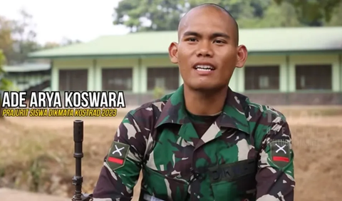 Ade bercerita sejak kecil bermimpi menjadi TNI. Sejak kecil Ade mengaku menyukai film dokumenter tentang tentara latihan atau batalyon background-background batalyon.<br>