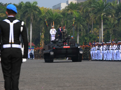 Gagahnya Jokowi Didampingi Panglima Yudo Naik Tank Korps Marinir Cek Prajurit di HUT TNI