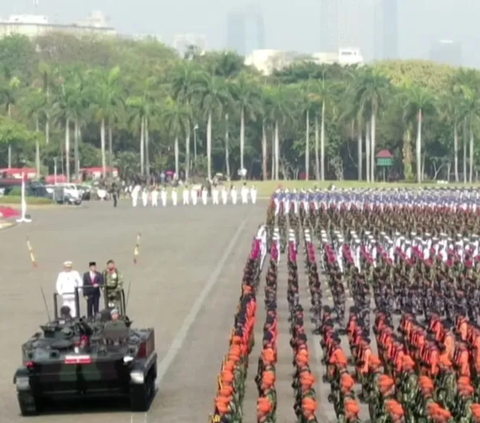 Gagahnya Jokowi Didampingi Panglima Yudo Naik Tank Korps Marinir Cek Prajurit di HUT TNI