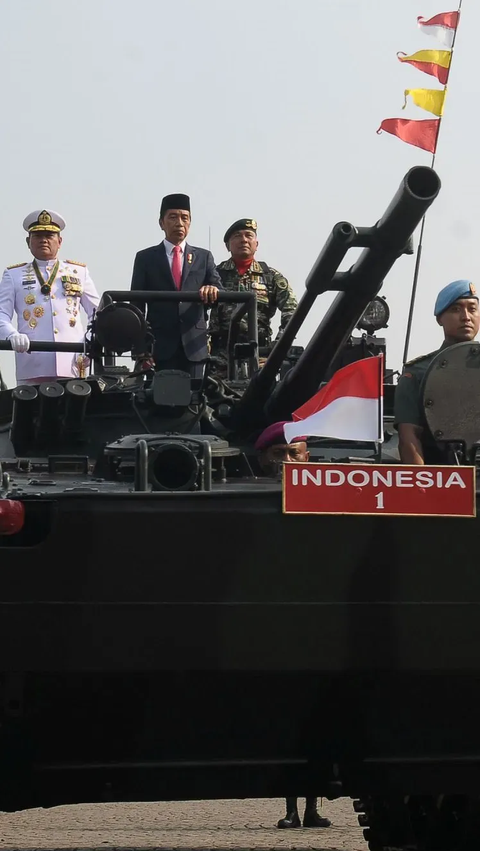 FOTO: Gagahnya Jokowi Naik Tank Marinir Keliling Monas Cek Kesiapan Pasukan di Peringatan HUT ke-78 TNI