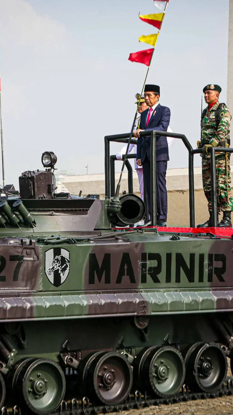 Di momen tersebut, Jokowi hadir dengan menaiki tank Marinir TNI AL untuk mengecek kesiapan pasukan.<br>