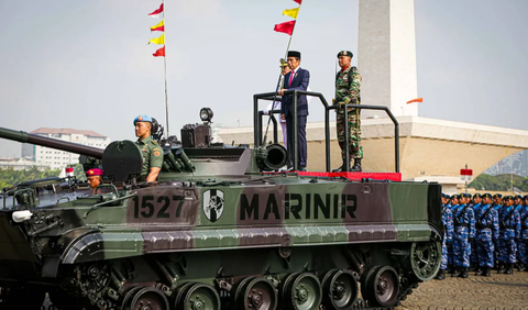 Jokowi menuturkan, modernisasi alutsista menjadi bagian penting dari pengembangan investasi industri pertahanan dalam negeri. <br>