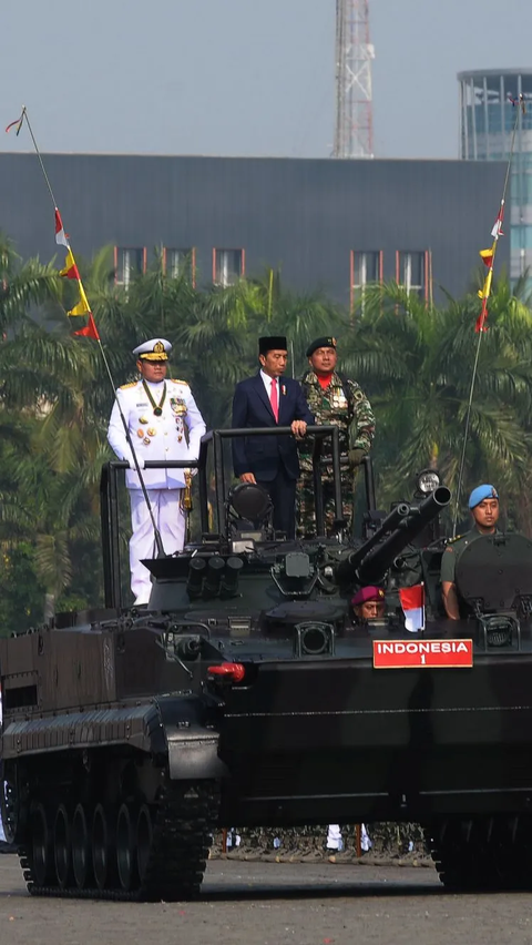 Di atas atas tank itu, Jokowi tampak didampingi Panglima TNI Laksamana Yudo Margono.<br>