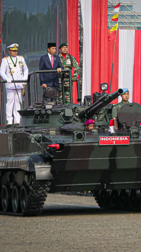 Jokowi Didampingi Panglima Yudo Berkeliling Naik Tank Cek Pasukan di HUT ke-78 TNI