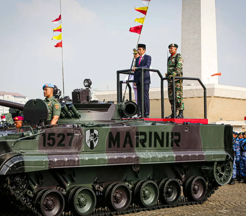 VIDEO: Jokowi Didampingi Panglima Yudo Berkeliling Naik Tank Cek Pasukan di HUT ke-78 TNI