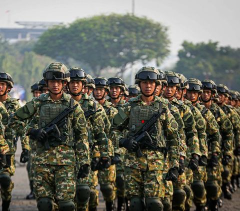 FOTO: Gagahnya Jokowi Naik Tank Marinir Keliling Monas Cek Kesiapan Pasukan di Peringatan HUT ke-78 TNI