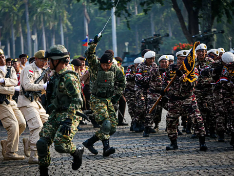 FOTO: Gagahnya Jokowi Naik Tank Marinir Keliling Monas Cek Kesiapan Pasukan di Peringatan HUT ke-78 TNI