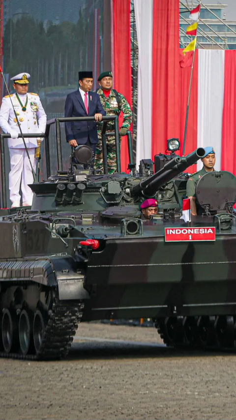 Gaya Presiden Joko Widodo selaku Inspektur Upacara saat memeriksa barisan pasukan peserta Upacara Peringatan HUT ke-78 TNI di Monas.