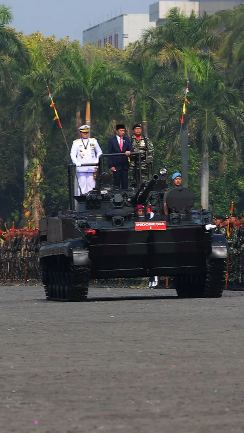 FOTO: Gagahnya Jokowi Naik Tank Marinir Keliling Monas Cek Kesiapan Pasukan di Peringatan HUT ke-78 TNI