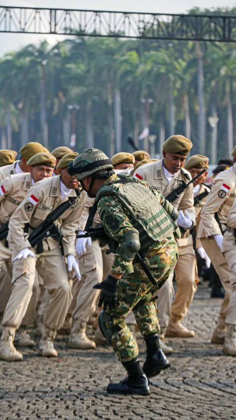 FOTO: Gagahnya Jokowi Naik Tank Marinir Keliling Monas Cek Kesiapan Pasukan di Peringatan HUT ke-78 TNI