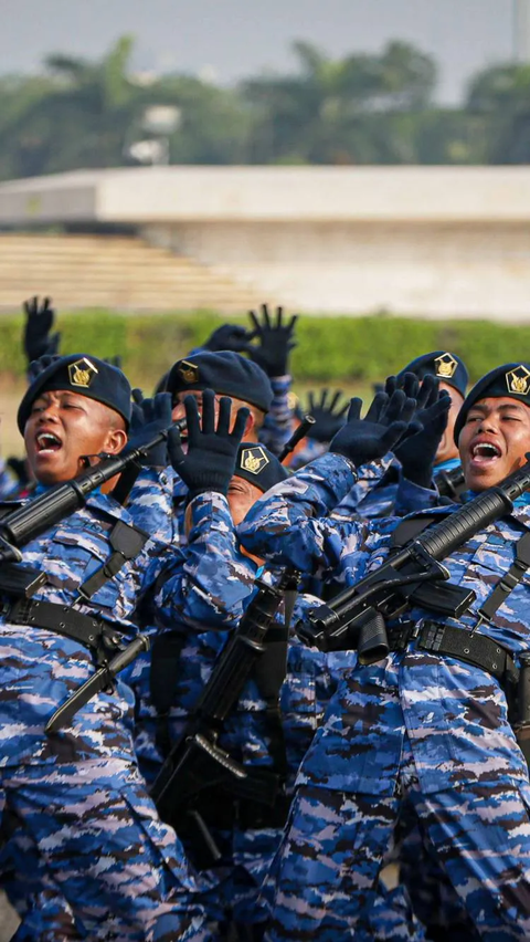 FOTO: Gagahnya Jokowi Naik Tank Marinir Keliling Monas Cek Kesiapan Pasukan di Peringatan HUT ke-78 TNI