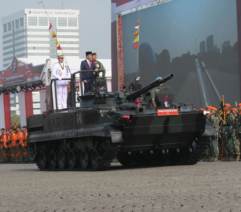 Presiden Joko Widodo (Jokowi) memimpin upacara Hari Ulang Tahun (HUT) ke-78 Tentara Nasional Indonesia (TNI) yang digelar di lapangan Monumen Nasional (Monas), Jakarta Pusat, Kamis (5/10/2023).