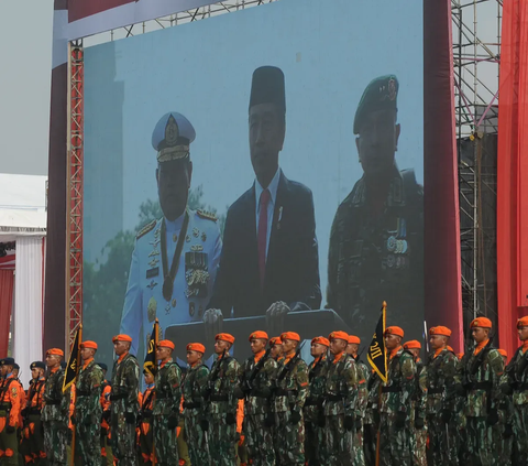 Portrait of Jokowi Riding an Amphibious Tank at the 78th TNI Anniversary Ceremony