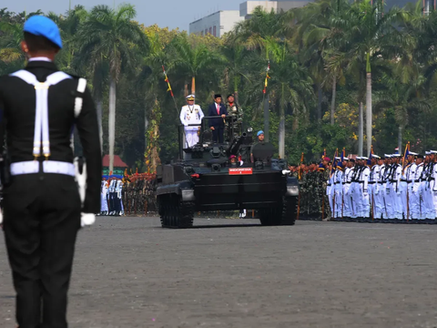 Portrait of Jokowi Riding an Amphibious Tank at the 78th TNI Anniversary Ceremony