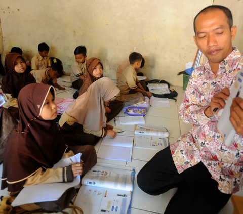 FOTO: Potret Miris Murid SDN Cidokom 02 di Rumpin Bogor Belajar di Ruangan Musola yang Sempit