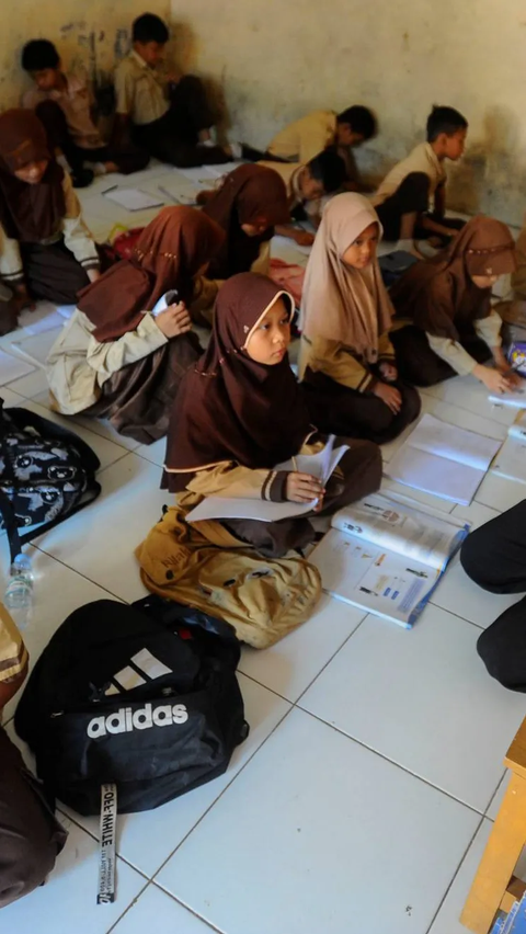 FOTO: Potret Miris Murid SDN Cidokom 02 di Rumpin Bogor Belajar di Ruangan Musola yang Sempit