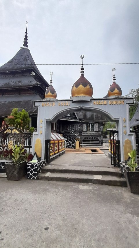 Setelah Islam berkembang pada abad ke-16 di Minangkabau, maka surau tersebut disepakati untuk mengubahnya menjadi masjid dengan kesepakatan nagari ampek koto yaitu Nagari Gunuang, Paninjaun, Jaho, serta Tambangan.<br>