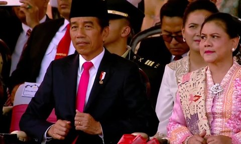 Setelah Goyang Ombak Panglima TNI, Kini Jokowi Pamer Goyang Jempol di HUT TNI ke-78