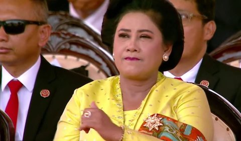 Veronica yang mengenakan kebaya kuning duduk disamping Presiden kelima RI Megawati Soekarnoputri. Mega pun hanya terlihat tenang melihat atraksi helikopter berdansa itu.<br>
