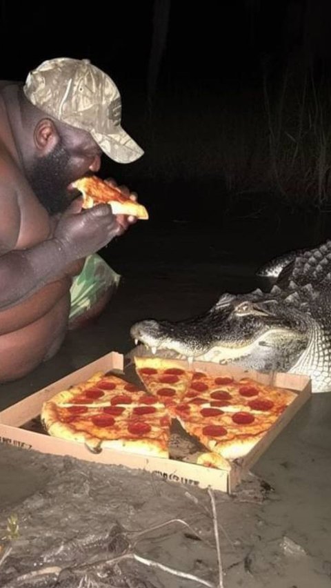 Viral Foto Pria Besar Duel dengan Banyak Buaya Gara-gara Urusan Pizza, Ini Fakta Sebenarnya