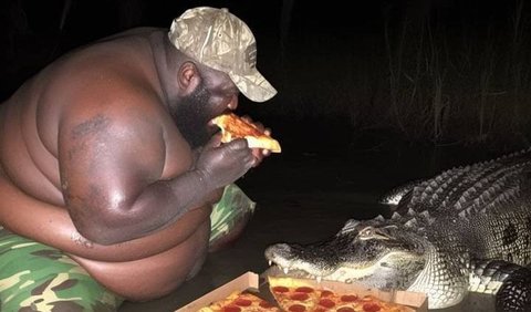 Foto pertama saat ia mengawali makan pizza bersama buaya.