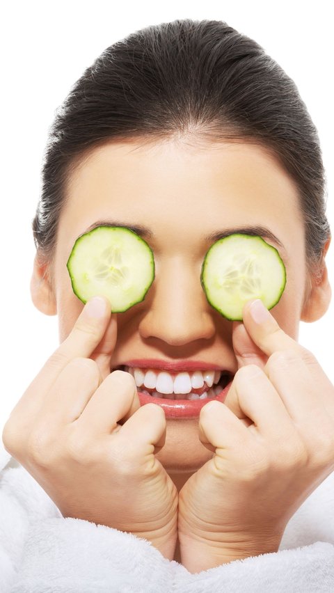  DIY Cucumber Ice Mask Refreshes Face Like in a Spa