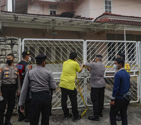 “Saksi masuk ke dalam pagar lalu membuka garasi rumah dan mencium bau tidak sedap dari ruang kamar mandi,” kata Iptu Made.