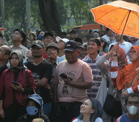 FOTO: Atraksi Terjun Payung hingga Antusiasme Masyarakat Meriahkan HUT ke-78 TNI di Monas