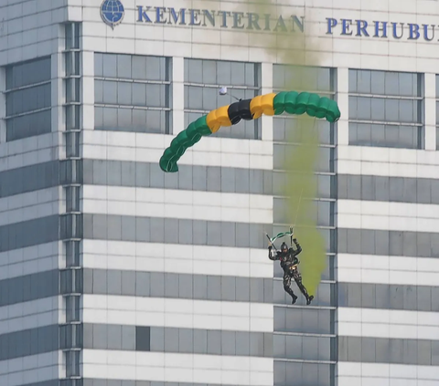 FOTO: Atraksi Terjun Payung hingga Antusiasme Masyarakat Meriahkan HUT ke-78 TNI di Monas