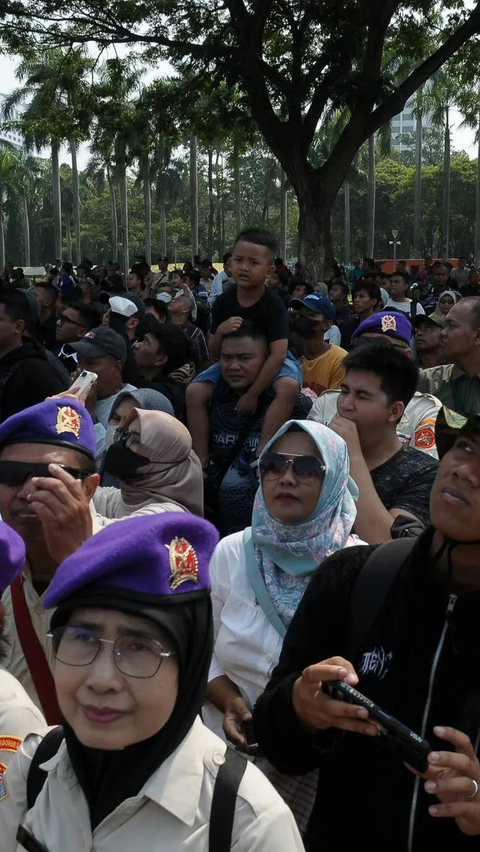 Antusiasme masyarakat saat menyaksikan atraksi terjun payung prajurit TNI AU, AL, AD dan juga perwakilan Polri.