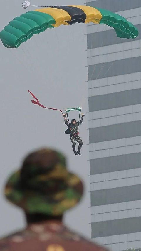 FOTO: Atraksi Terjun Payung hingga Antusiasme Masyarakat Meriahkan HUT ke-78 TNI di Monas