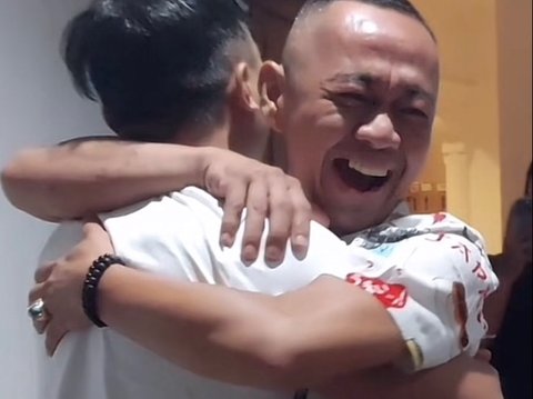 Sempat Berseteru, Ini Momen Food Vlogger Juju dan Bang Madun 'Nyak Kopsah' Damai Pelukan Erat