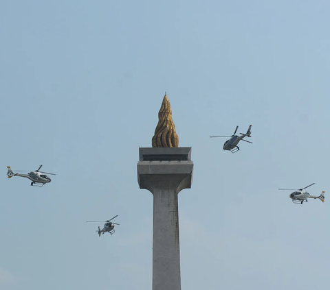 Setelah penampilan aksi pasukan penerjun payung, demonstrasi udara dilanjutkan dengan manuver helikopter, pesawat tempur hingga Hercules TNI AU melintasi tugu Monas.<br>