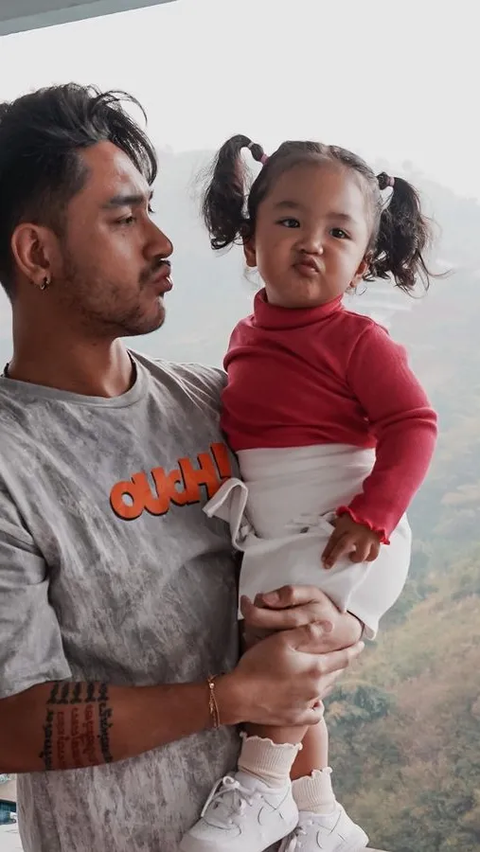 Potret Lucu Xarena Anak Siti Badriah dengan Rambut Dikuncir Dua, Gayanya Gemesin Banget! 